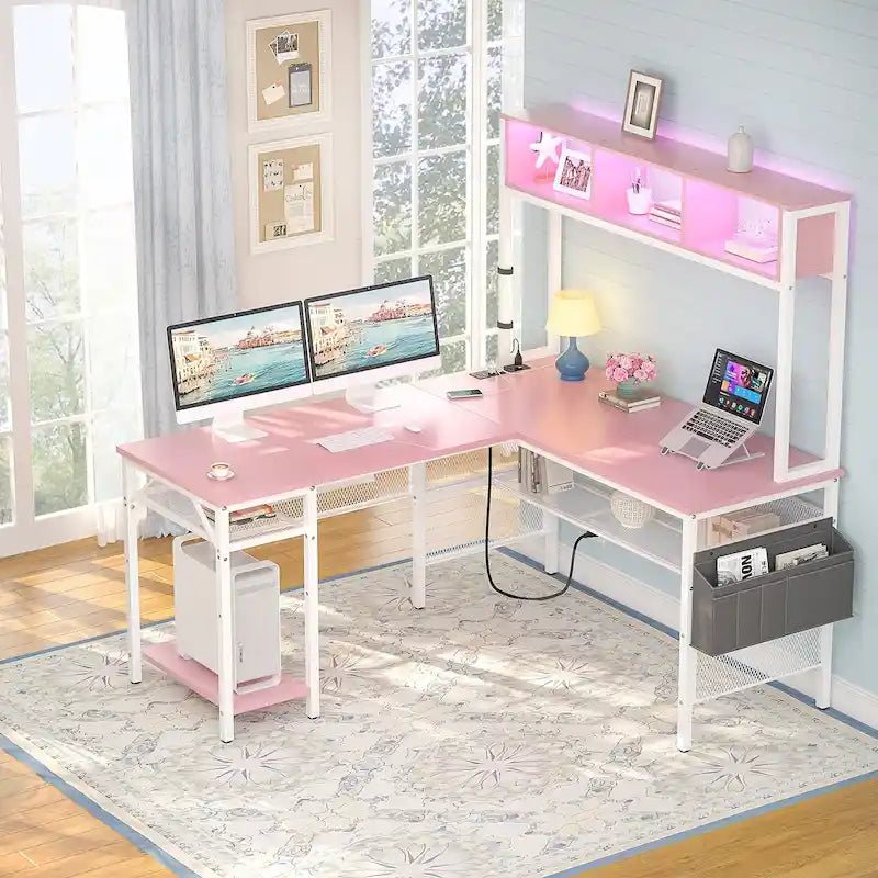 Scrivania per computer reversibile a forma di L con ripiani portaoggetti, striscia LED e prese elettriche, tavolo da gaming ad angolo