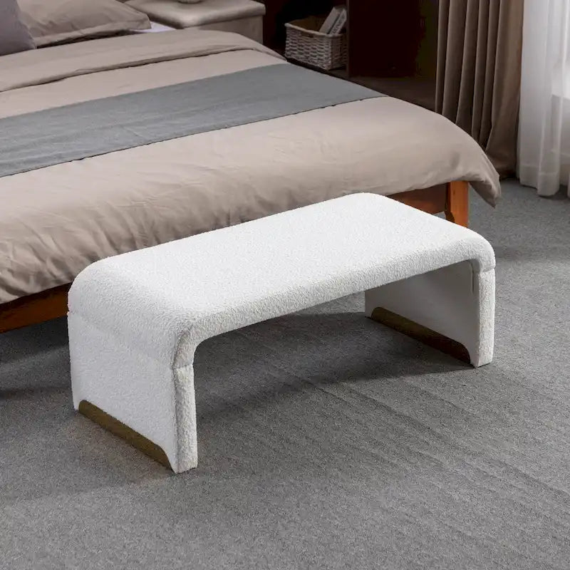 Moderner neuer Loveseat, Ottoman-Fußhocker und Schlafzimmerbank aus Bouclé-Stoff, Schuhbank mit goldfarbenen Metallbeinen