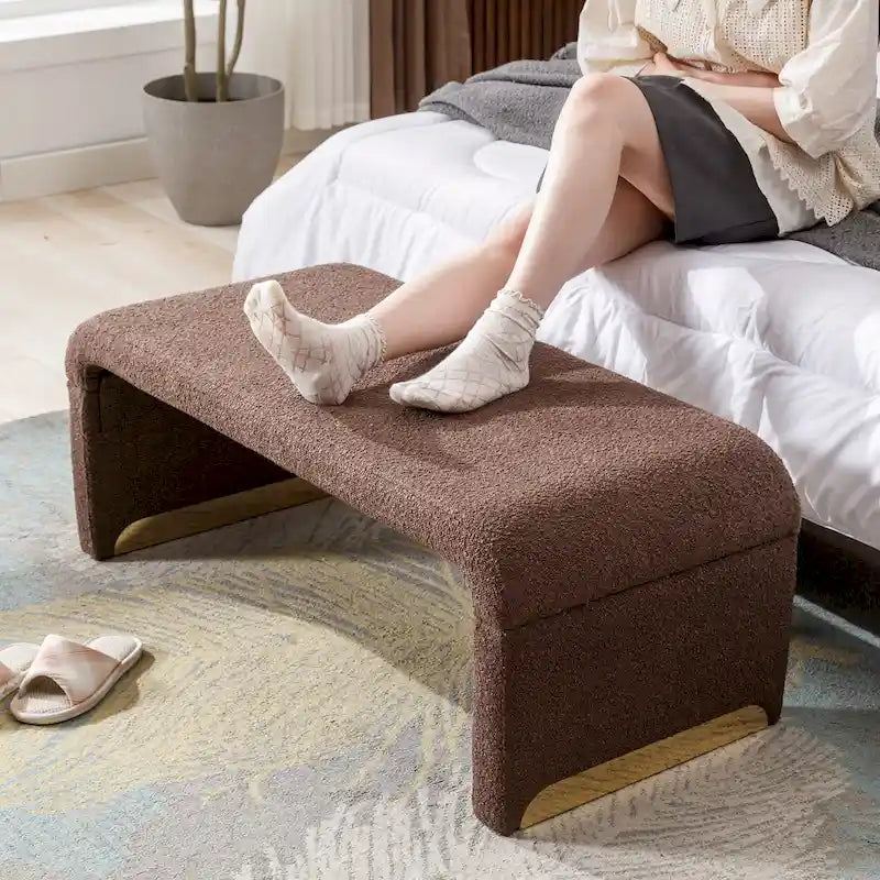 Moderner neuer Loveseat, Ottoman-Fußhocker und Schlafzimmerbank aus Bouclé-Stoff, Schuhbank mit goldfarbenen Metallbeinen