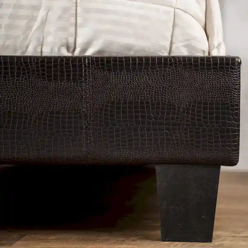 Zeitgemäßes Plattformbett mit braunem Kunstlederbezug von