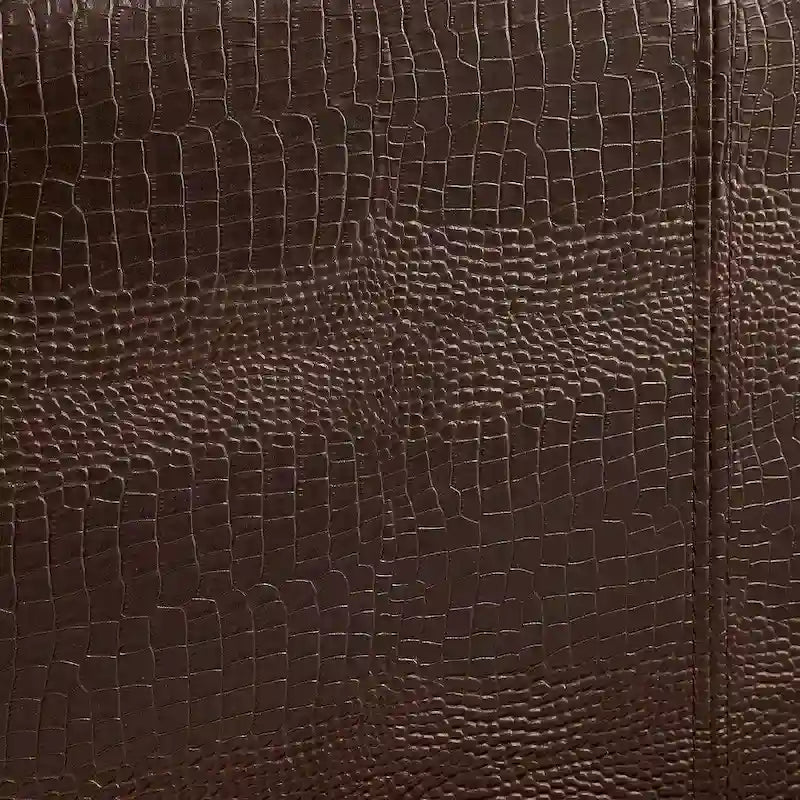 Zeitgemäßes Plattformbett mit braunem Kunstlederbezug von